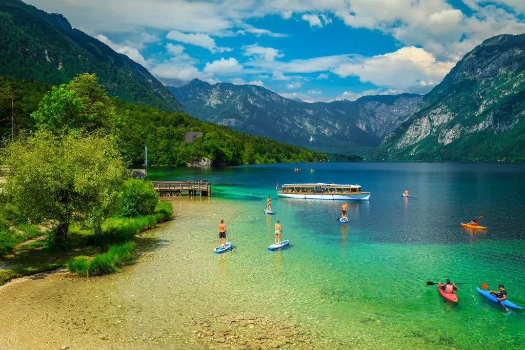Paddle Board auf dem ruhigen Bohinjer See