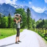 montañas del bebé feliz