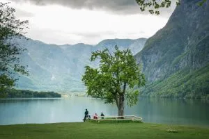 Koppla av vid den lugna sjön Bohinj